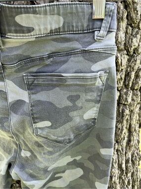 Wit & Wisdom Tummy Control Skinny Jean in size 2